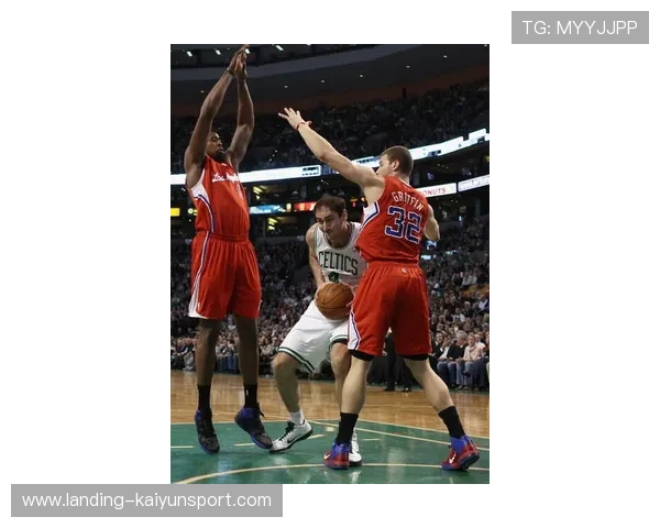 伦纳德关键时刻连得六分，快船稳住局面